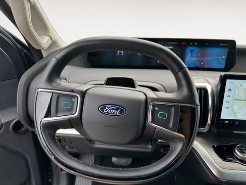 Certified 2025 Ford Expedition Platinum image 12