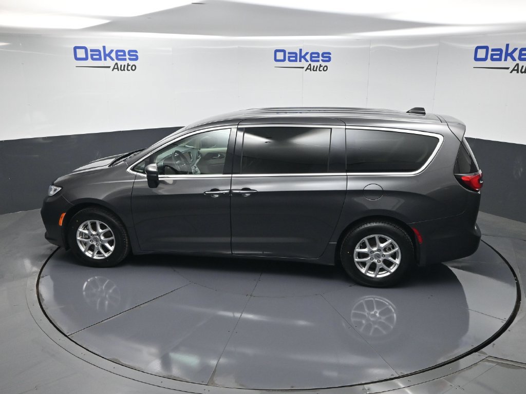 Used 2023 Chrysler Pacifica Touring-L FWD image 48