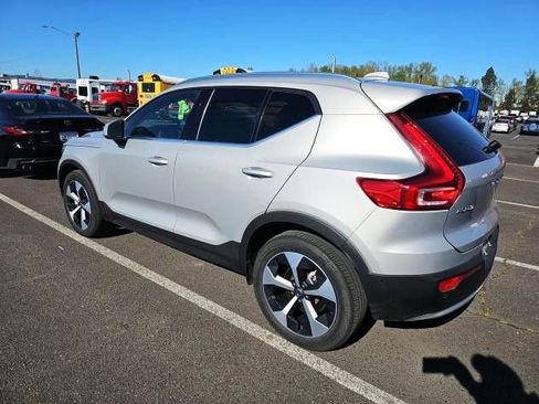 Used 2025 Volvo XC40 B5 Plus AWD/4WD image 4