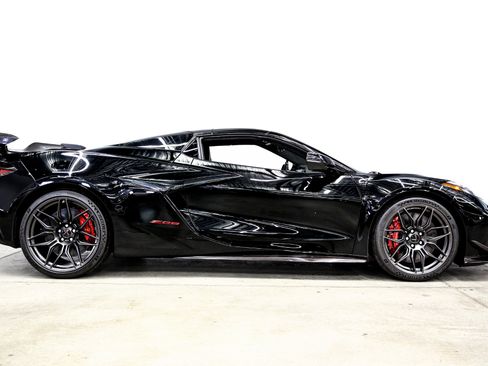 Used 2024 Chevrolet Corvette Z06 w/ Z07 Performance Package RWD image 71