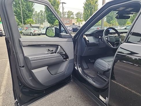 Used 2025 Land Rover Range Rover Sport SE AWD/4WD image 9