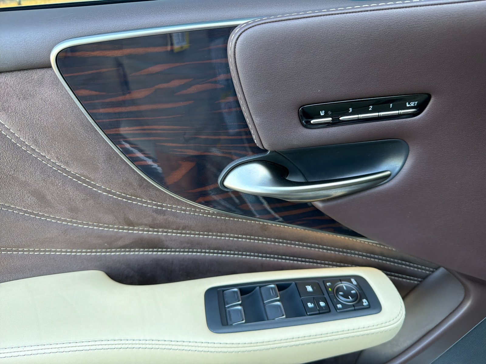 Used 2018 Lexus LS 500h w/ Interior Upgrade Package RWD image 11