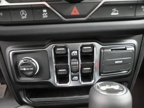 New 2025 Jeep Wrangler Sahara w/ Technology Group image 31