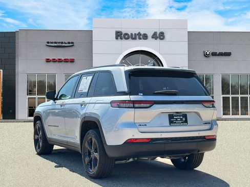 Used 2024 Jeep Grand Cherokee Limited w/ Black Appearance Package AWD/4WD image 4