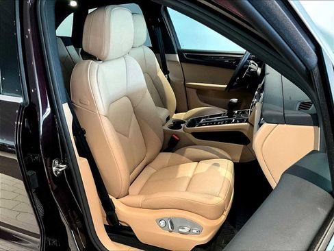 Used 2025 Porsche Macan AWD/4WD image 22