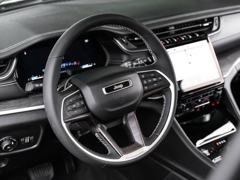 Used 2023 Jeep Grand Cherokee Limited w/ Trailer Tow Prep Group (B) image 4