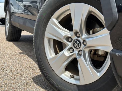 Used 2021 Toyota RAV4 XLE FWD image 2