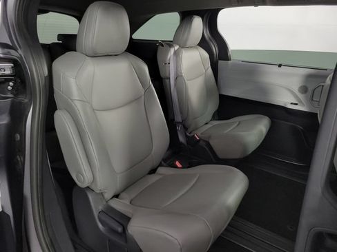Used 2025 Toyota Sienna XLE FWD image 17