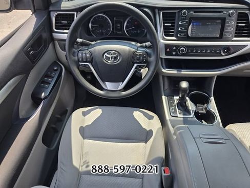 Used 2019 Toyota Highlander LE FWD image 13