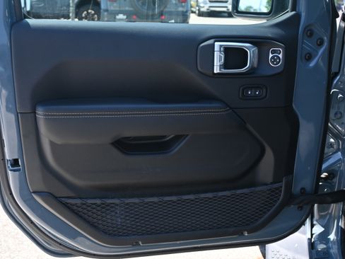 Used 2025 Jeep Wrangler Sahara image 28