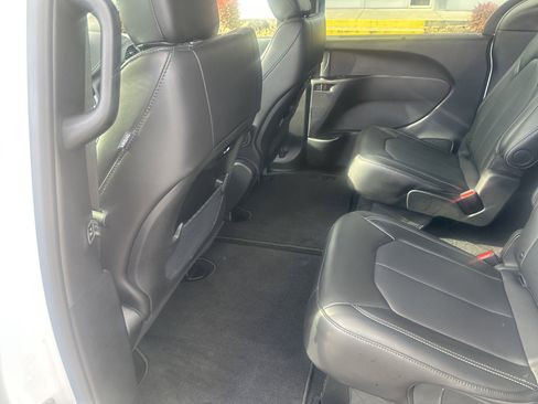 New 2025 Chrysler Pacifica Select image 16