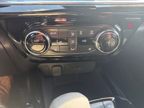 Used 2025 Chevrolet Trax RS w/ Driver Confidence Package image 18