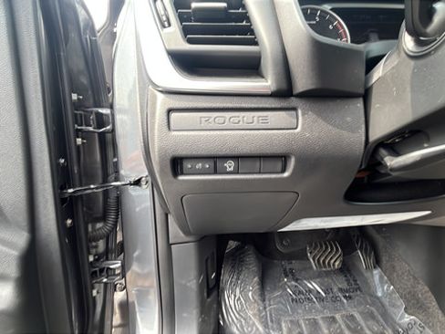 Used 2023 Nissan Rogue S AWD/4WD image 11