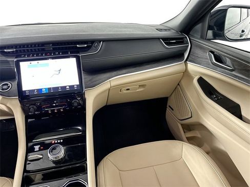 Used 2023 Jeep Grand Cherokee L Limited w/ Black Appearance Package image 29