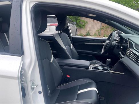 Used 2025 Toyota Camry SE w/ Convenience Package image 9