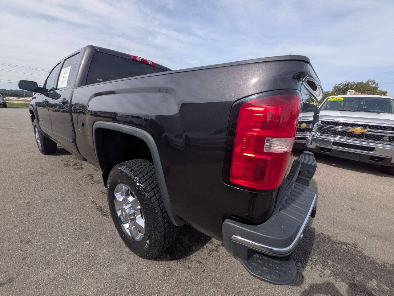Used 2015 GMC Sierra 2500 SLE w/ SLE Preferred Package AWD/4WD image 4
