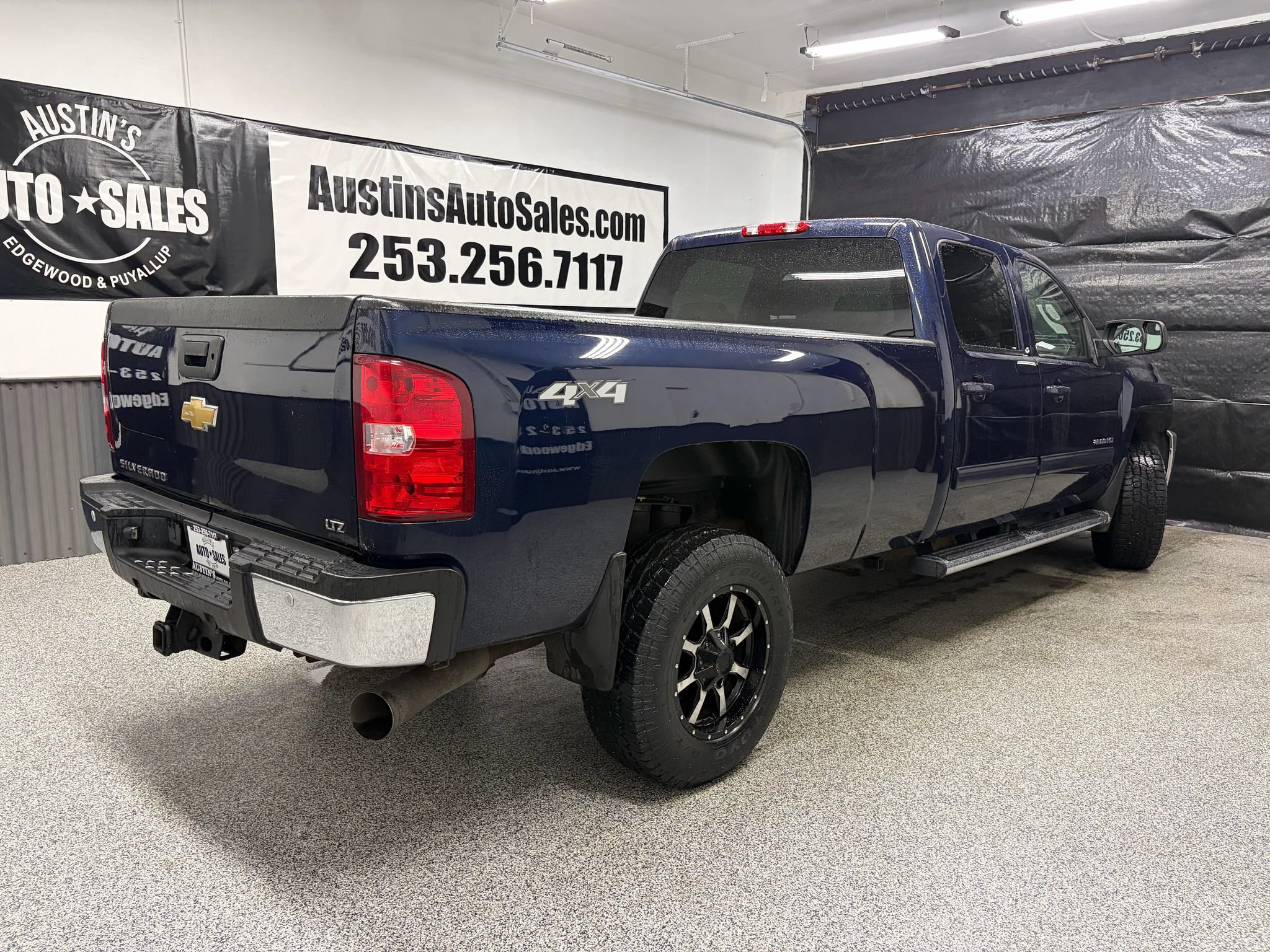 Used 2011 Chevrolet Silverado 2500 LTZ w/ LTZ Plus Package AWD/4WD image 3