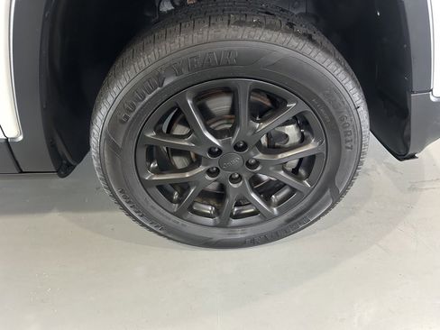 Used 2018 Jeep Cherokee Latitude Plus w/ Cold Weather Group image 7