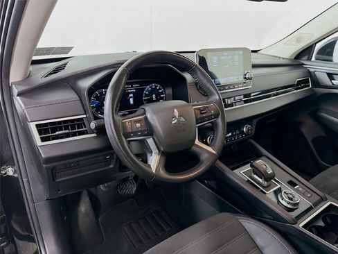 Used 2023 Mitsubishi Outlander SE AWD/4WD image 9