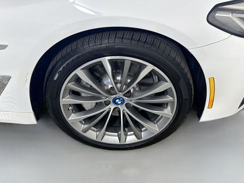 Used 2023 BMW 530e w/ Premium Package image 32