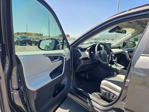 Used 2025 Toyota RAV4 XLE AWD/4WD image 18