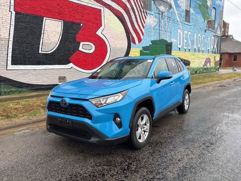 Used 2019 Toyota RAV4 XLE image 2