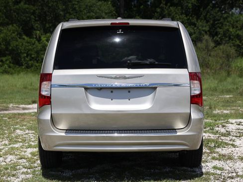 Used 2013 Chrysler Town & Country Touring FWD image 7