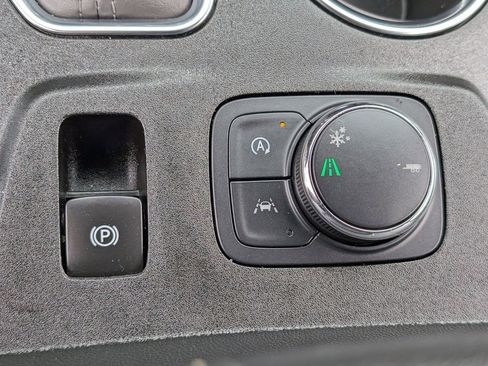 Used 2023 Chevrolet Traverse LT FWD image 19