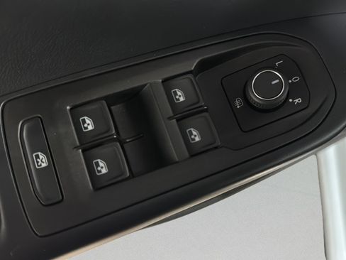 Certified 2025 Volkswagen Taos SE image 15