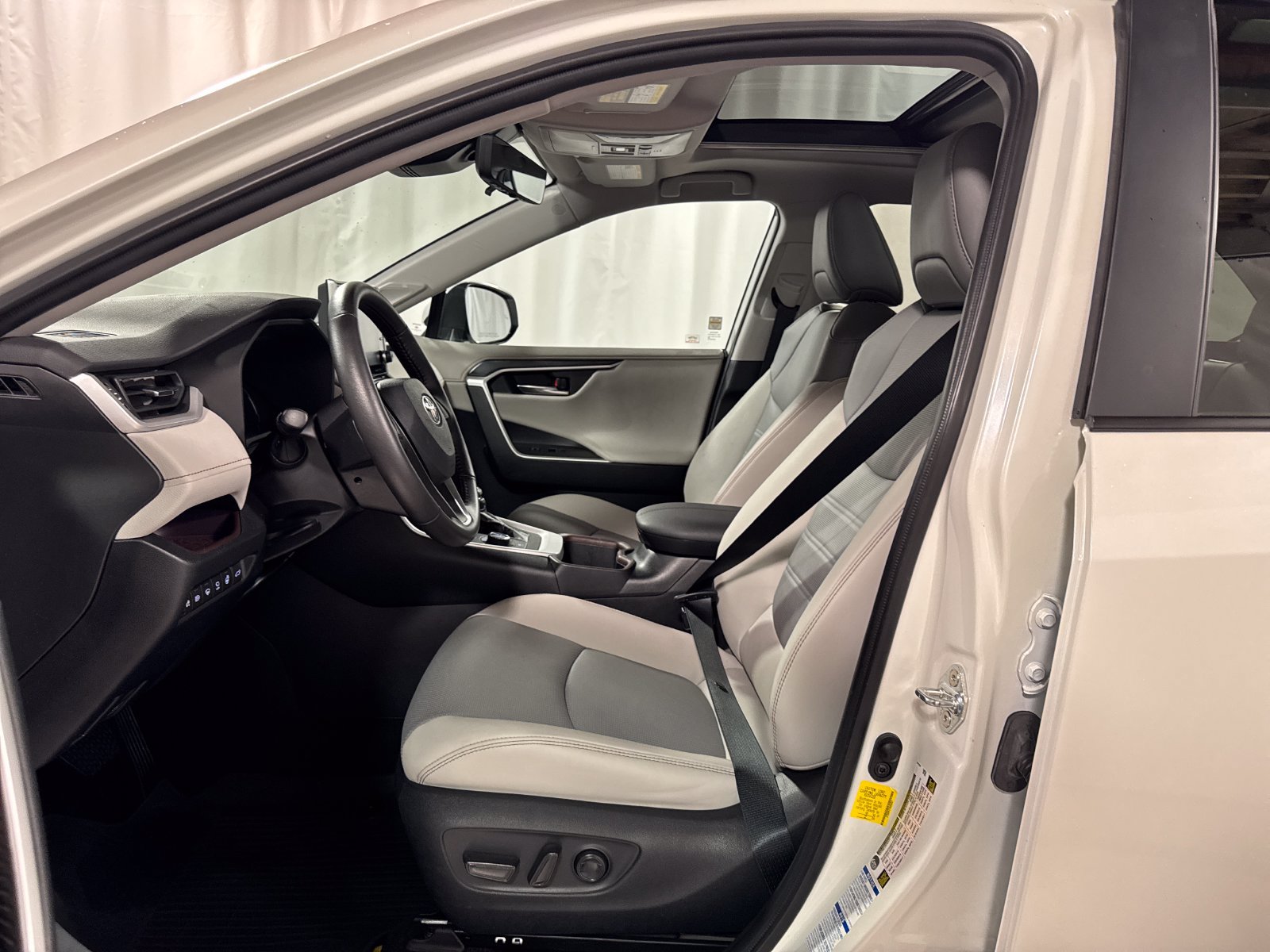 Used 2022 Toyota RAV4 Limited AWD/4WD image 3
