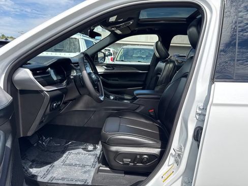Certified 2025 Jeep Grand Cherokee L Limited AWD/4WD image 18