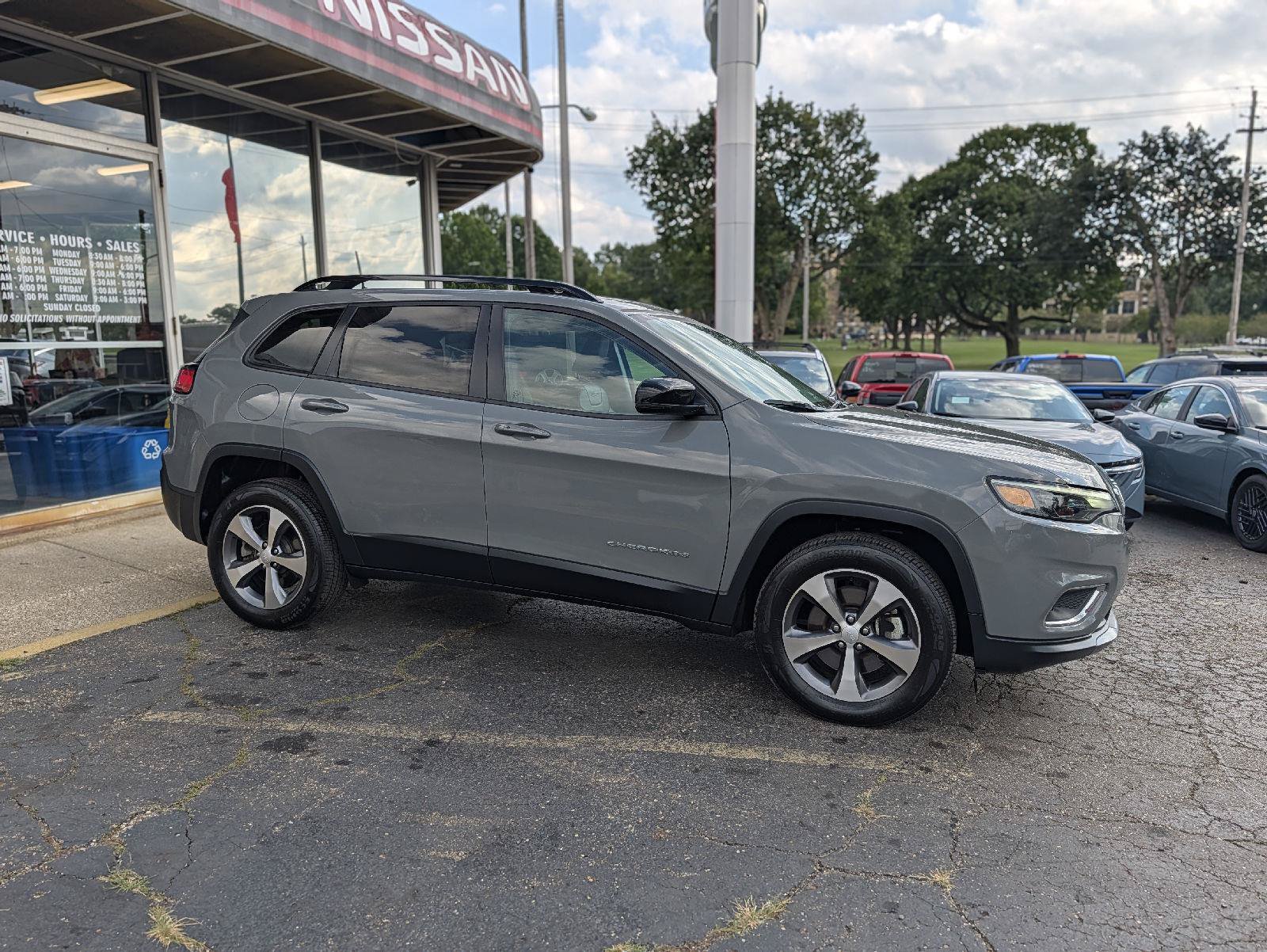 Used 2022 Jeep Cherokee Limited AWD/4WD image 18