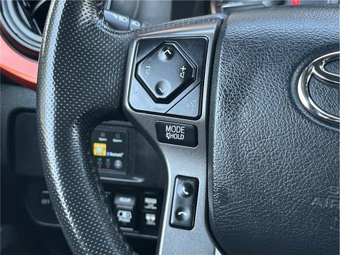 Used 2017 Toyota Tacoma TRD Off-Road w/ Premium & Technology Package AWD/4WD image 20
