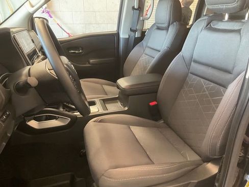 Used 2025 Nissan Frontier SV image 14