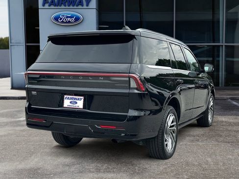 Used 2025 Lincoln Navigator Reserve AWD/4WD image 6
