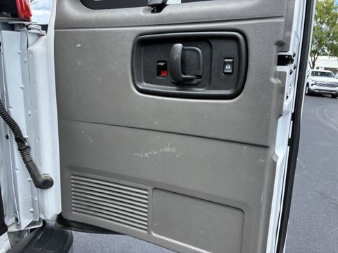 Used 2025 Chevrolet Express 3500 LT w/ LT Preferred Equipment Group RWD image 13