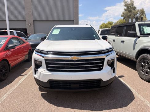 Used 2024 Chevrolet Traverse LT w/ Trailering Package FWD image 2