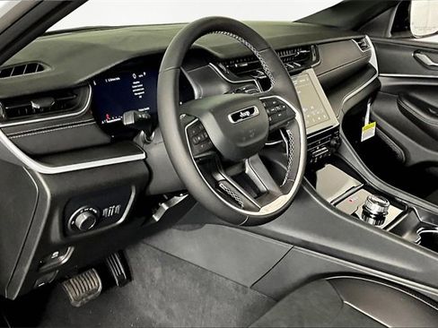 New 2025 Jeep Grand Cherokee Laredo image 8