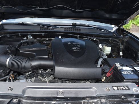 Used 2018 Toyota Tacoma SR5 RWD image 33
