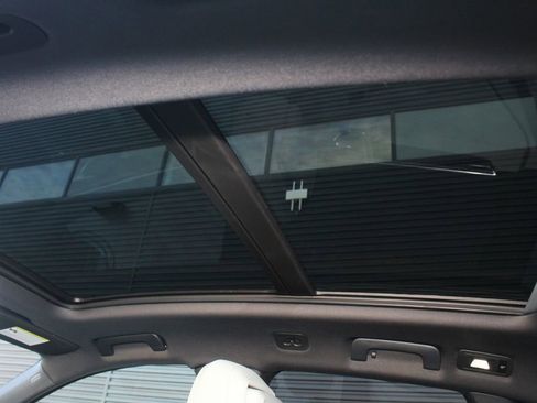 Certified 2026 Porsche Macan AWD/4WD image 26