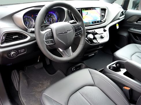 New 2026 Chrysler Pacifica Select FWD image 8
