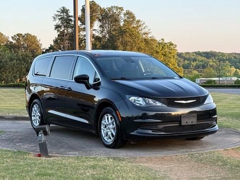 Used 2023 Chrysler Voyager LX FWD image 9