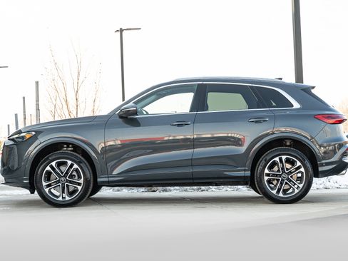 Certified 2025 Audi Q5 Premium w/ Convenience Package image 6