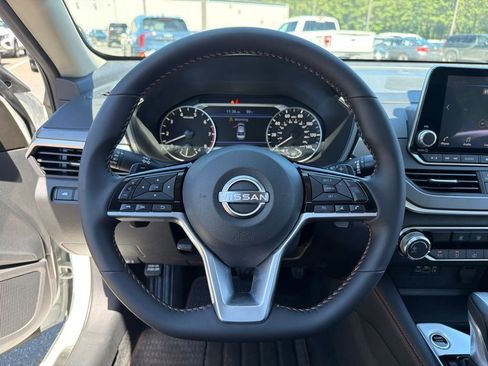 Certified 2025 Nissan Altima 2.5 SR FWD image 14