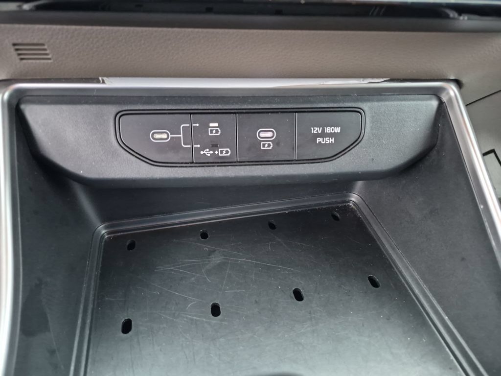 Used 2025 Kia Carnival FWD image 18