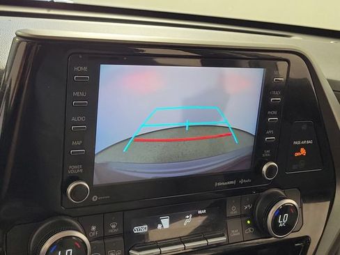 Used 2022 Toyota Highlander LE FWD image 29