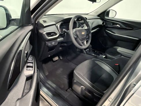 Used 2023 Chevrolet TrailBlazer LS FWD image 3