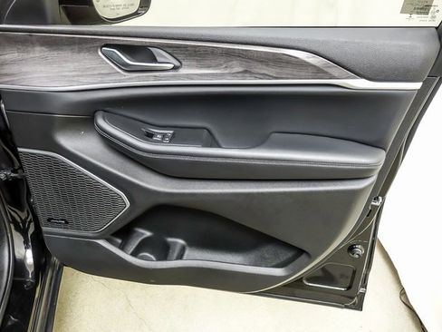 Used 2022 Jeep Grand Cherokee Limited image 29