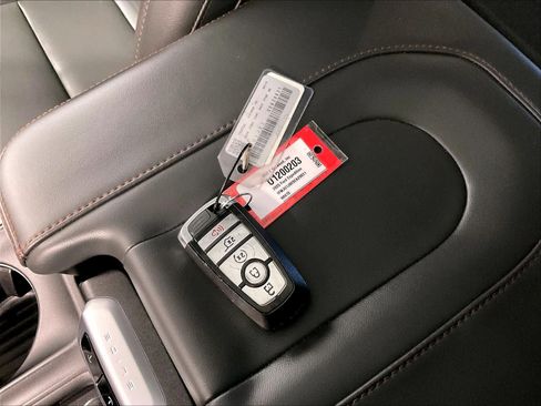 Used 2025 Ford Expedition Active image 32