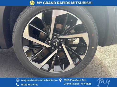 New 2025 Mitsubishi Outlander SEL image 24